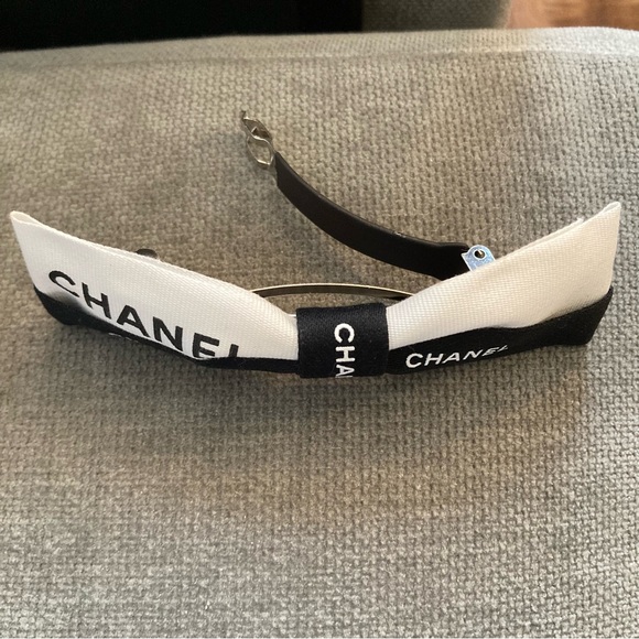 Authentic Chanel Gift Wrapping Ribbon on Barrette - Picture 11 of 16